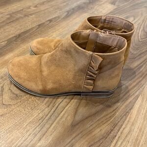 Girls cat and Jack short brown boot with ruffle size 4 EUC